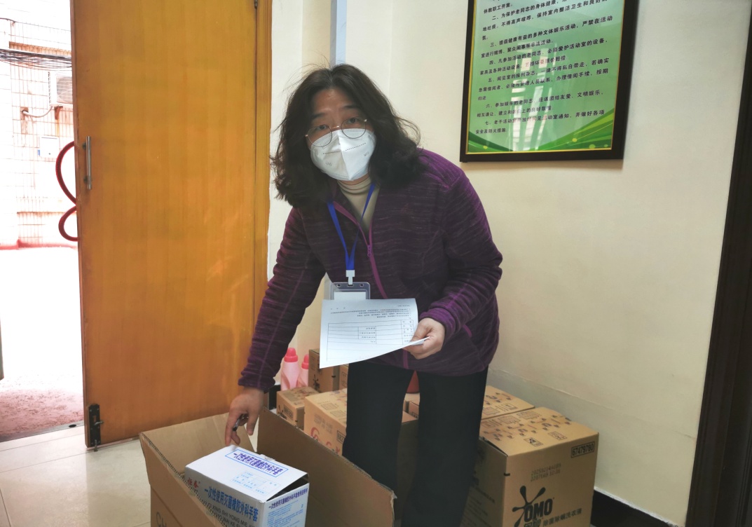 何主任清点核酸采样物资.jpg